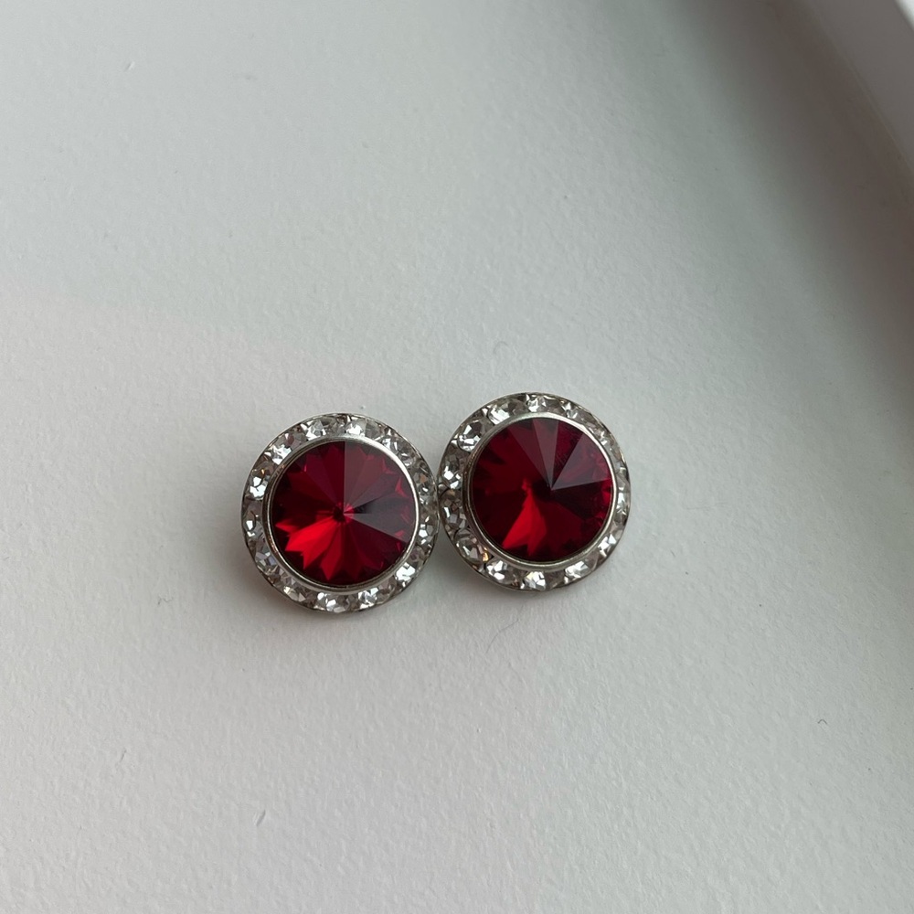 Vintage Clip On Earrings - Picture 4 of 7